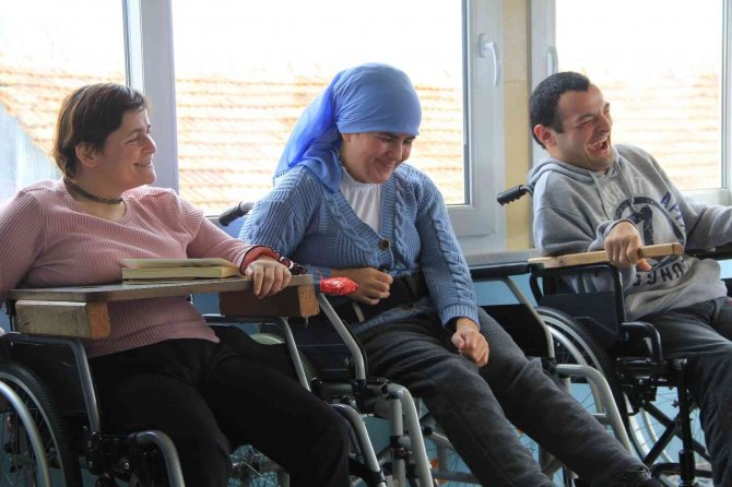 Hollanda’dan Gelip Samsun’daki Bedensel Engellilere Akülü Sandalye Dağıttı