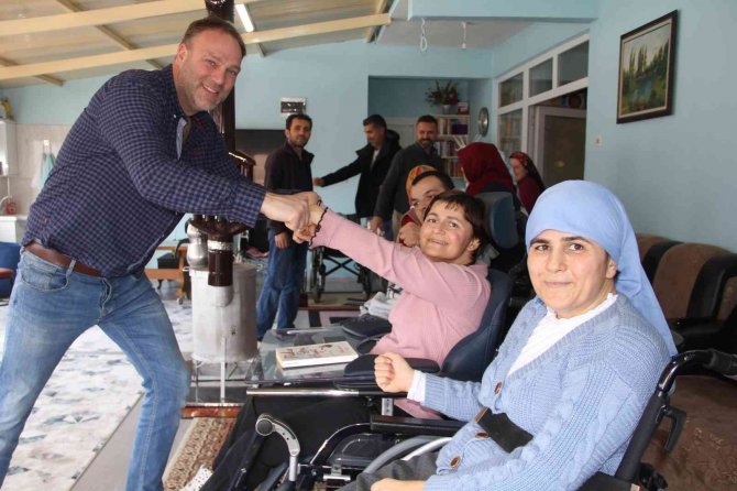 Hollanda’dan Gelip Samsun’daki Bedensel Engellilere Akülü Sandalye Dağıttı