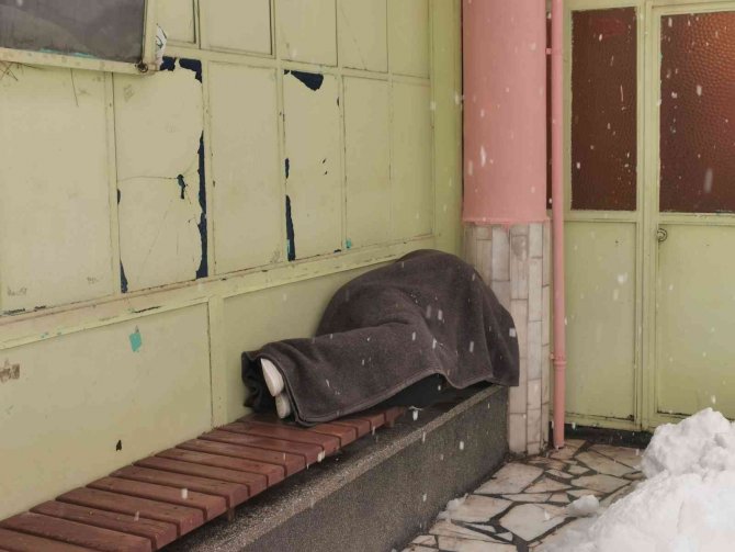 Polis Sokakta Yatan Adama Duyarsız Kalmadı