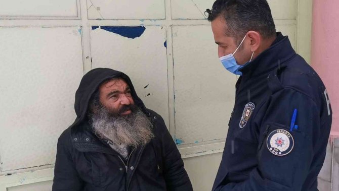 Polis Sokakta Yatan Adama Duyarsız Kalmadı