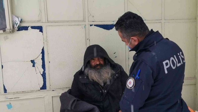Polis Sokakta Yatan Adama Duyarsız Kalmadı