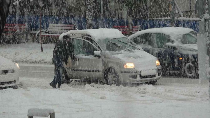 Isparta’da Kar Kalınlığı 30 Santimetreyi Geçti, Hayat Felç Oldu
