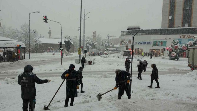 Isparta’da Kar Kalınlığı 30 Santimetreyi Geçti, Hayat Felç Oldu