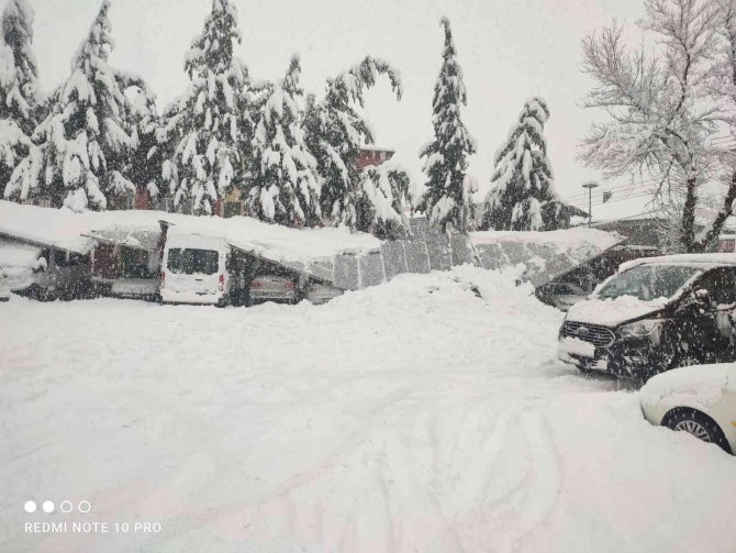 Isparta Aile Ve Sosyal Politikalar İ̇l Müdürlüğü Otopark Çatısı Yoğun Kara Dayanamayıp Çöktü