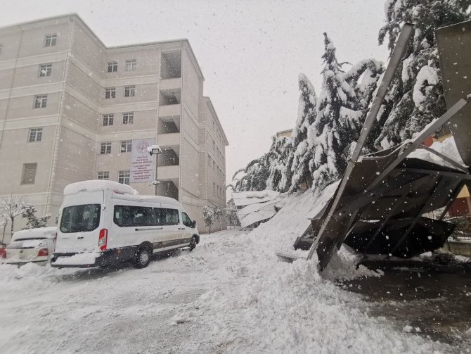 Isparta Aile Ve Sosyal Politikalar İ̇l Müdürlüğü Otopark Çatısı Yoğun Kara Dayanamayıp Çöktü