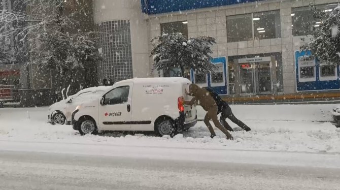 Isparta’da Kar Kalınlığı 30 Santimetreyi Geçti, Hayat Felç Oldu