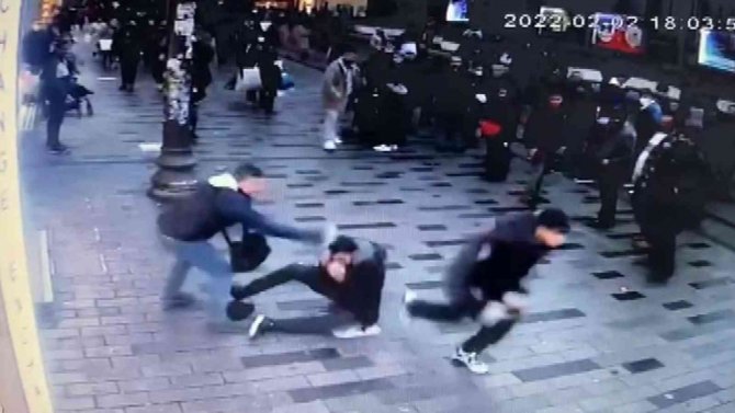 İ̇stiklal Caddesinde Parfümcü Terörü: Turisti Tekmeleyip Başında Şişe Parçaladılar
