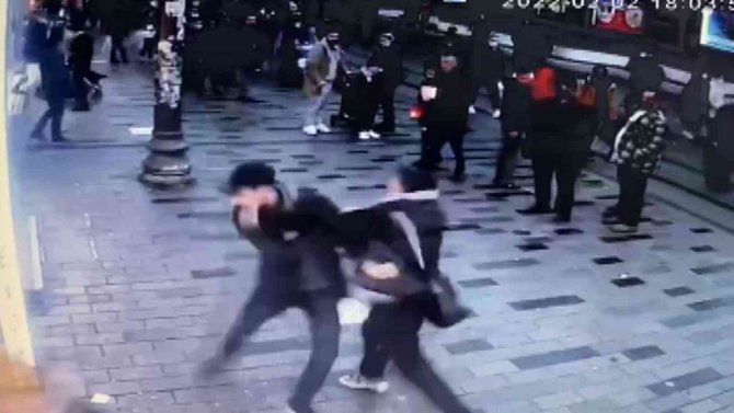 İ̇stiklal Caddesinde Parfümcü Terörü: Turisti Tekmeleyip Başında Şişe Parçaladılar