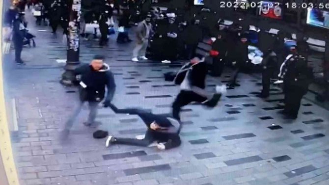 İ̇stiklal Caddesinde Parfümcü Terörü: Turisti Tekmeleyip Başında Şişe Parçaladılar