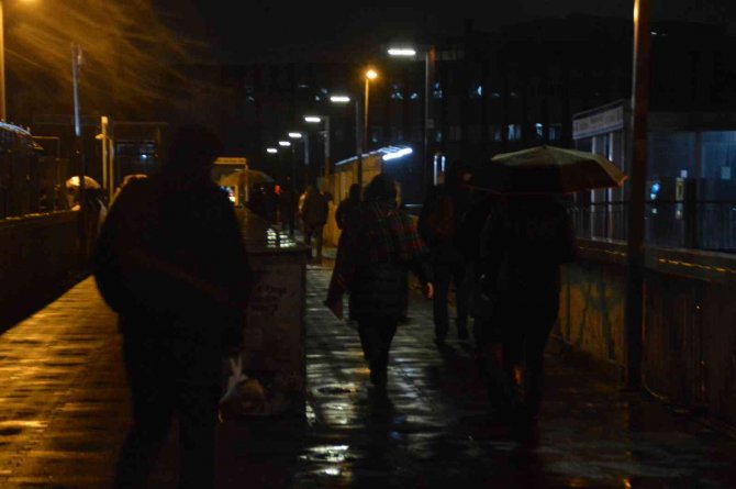 İ̇stanbul Güne Yağmurla Uyandı