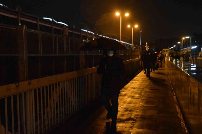 İ̇stanbul Güne Yağmurla Uyandı