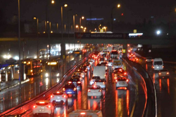 İ̇stanbul Güne Yağmurla Uyandı