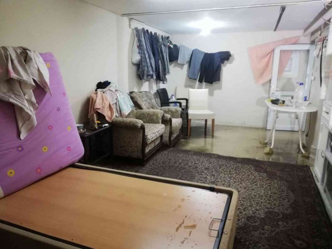 İ̇zmir’i Sağanak Vurdu: Ev Ve İş Yerlerini Su Bastı, Yol Çöktü