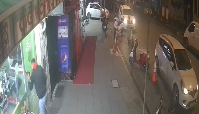 İ̇stanbul’da İki Grup Birbirlerinin İşyerlerine Saldırdı: Polis Mini Cephanelik Ele Geçirdi