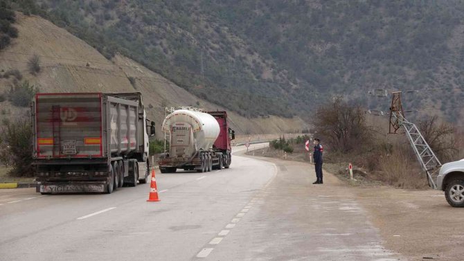 Yoldan Çıkan Otomobil Elektrik Direğine Çarparak Tarlaya Uçtu: 4 Yaralı
