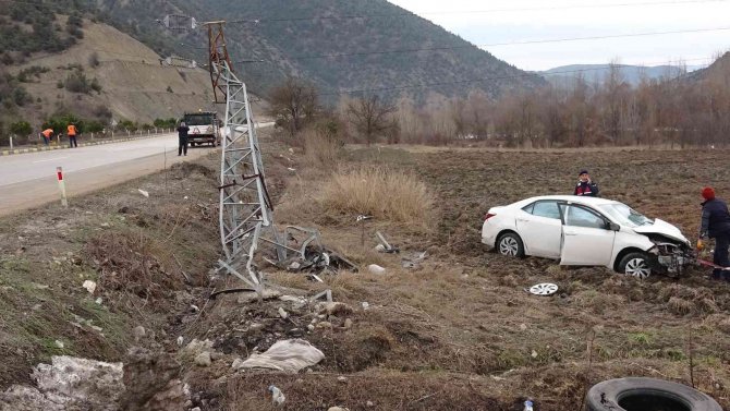 Yoldan Çıkan Otomobil Elektrik Direğine Çarparak Tarlaya Uçtu: 4 Yaralı