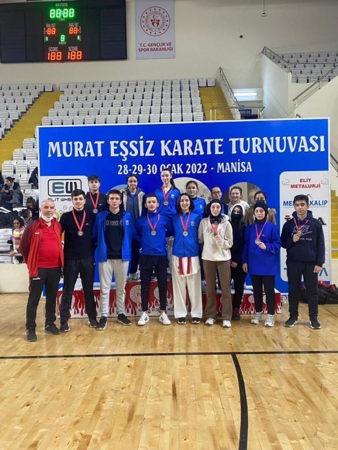 Kartepeli Sporcular Evlerine Dereceyle Döndü