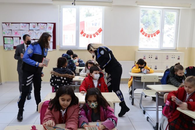 Emniyet Müdürlüğünden Selzede Çocuklara Kitap Hediyesi