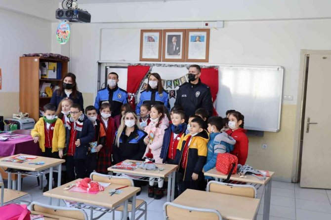 Emniyet Müdürlüğünden Selzede Çocuklara Kitap Hediyesi