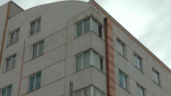 Kayseri’de Rüzgar Çatıları Uçurdu, Kaplamaları Söktü