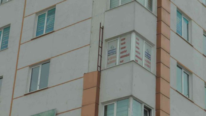 Kayseri’de Rüzgar Çatıları Uçurdu, Kaplamaları Söktü