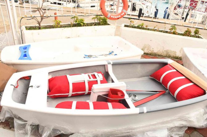 Kemer Belediyesi’nden Geleceğin Denizcilerine Optimist Tekne Hediyesi