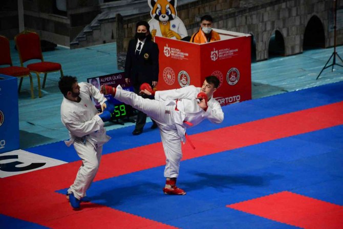 Türkiye Büyükler Karate Şampiyonası’nda Müsabakalar Başladı
