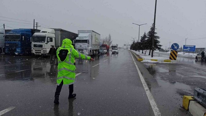 Konya-antalya Karayolu Kar Nedeniyle Trafiğe Kapatıldı