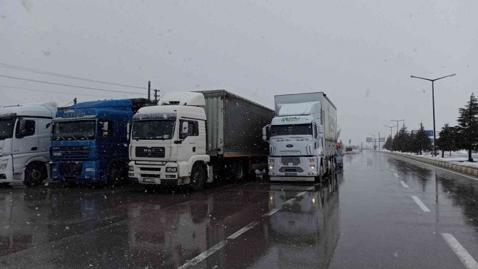 Konya-antalya Karayolu Kar Nedeniyle Trafiğe Kapatıldı