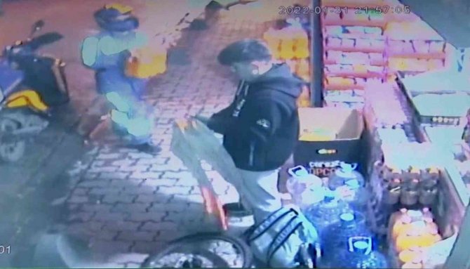 Küçükçekmece’de Kola Hırsızını, Yoldan Geçen Kurye Yakaladı