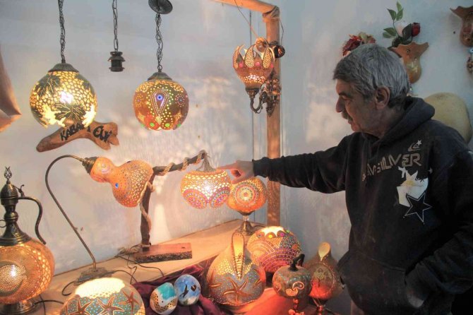 Su Kabağını Sanat Eserine Dönüştürüyor