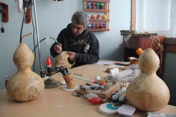 Su Kabağını Sanat Eserine Dönüştürüyor