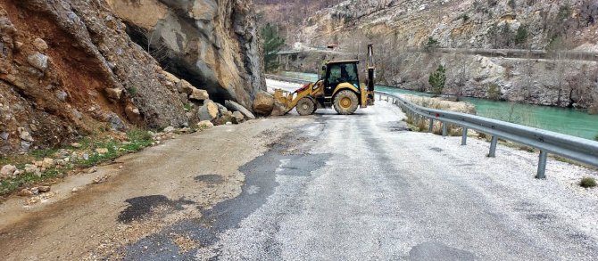 Manavgat’ta Şiddetli Yağış Heyelana Sebep Oldu
