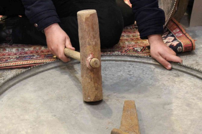 Mardin’de Bakırcılık Sanatının Tahtı Sallanıyor
