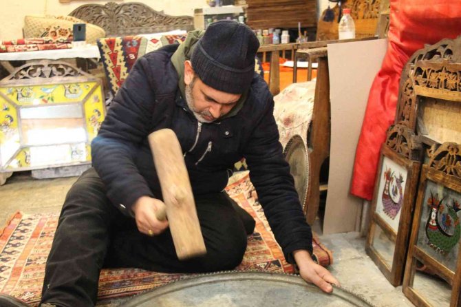 Mardin’de Bakırcılık Sanatının Tahtı Sallanıyor