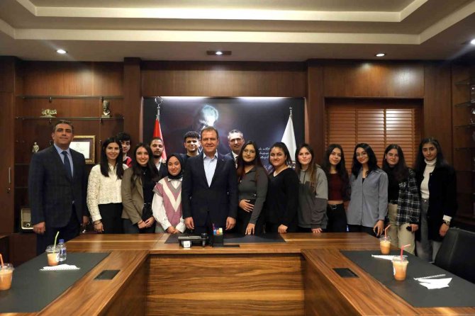 Başkan Seçer’den Öğrencilere Tavsiye: "Sosyal Olun. İ̇nsan Tek Başına Yaşayamaz"