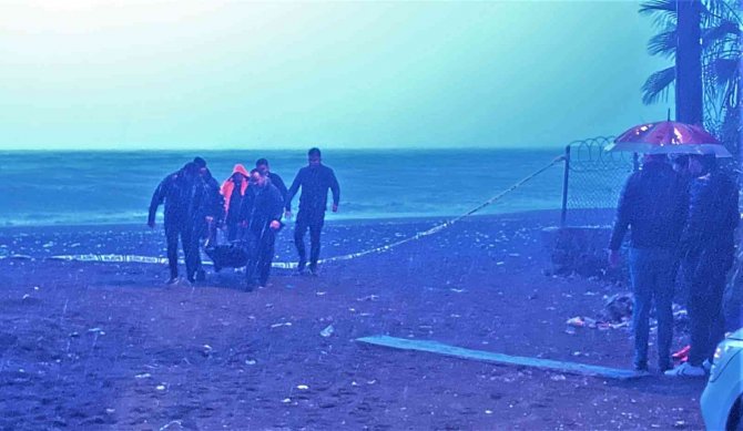Mersin’de Sahilde Erkek Cesedi Bulundu