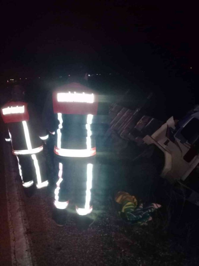 Devrilen Kamyonun Sürücüsü Yaralandı
