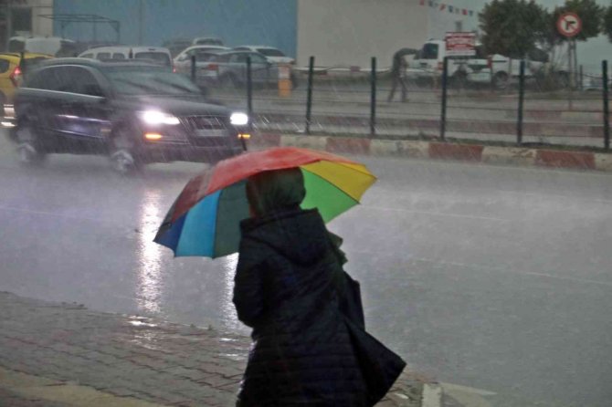 Antalya Kent Merkezine Dolu Yağdı Rüzgara Dayanamayan Ağaç Yola Devrildi