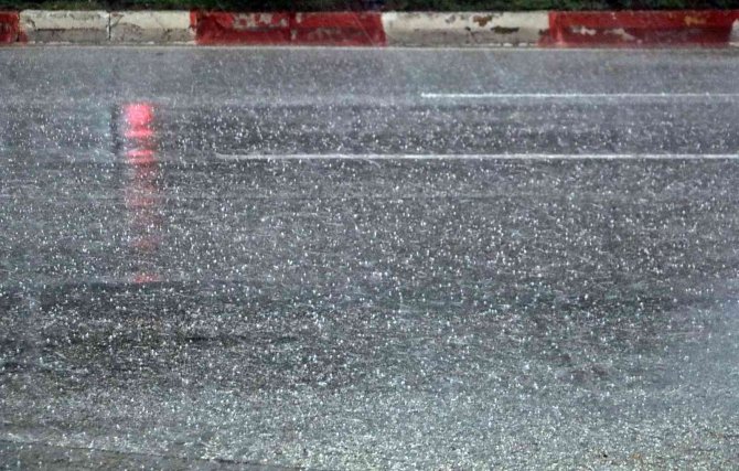 Antalya Kent Merkezine Dolu Yağdı Rüzgara Dayanamayan Ağaç Yola Devrildi