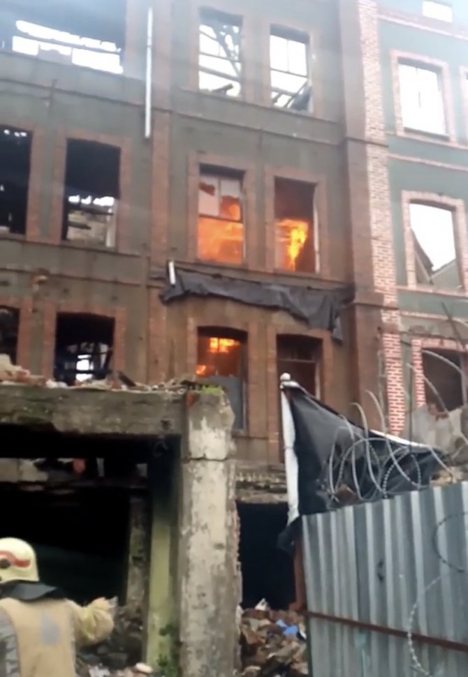 Fatih’te Defalarca Kez Yangın Çıkan Metruk Bina, Yine Yandı