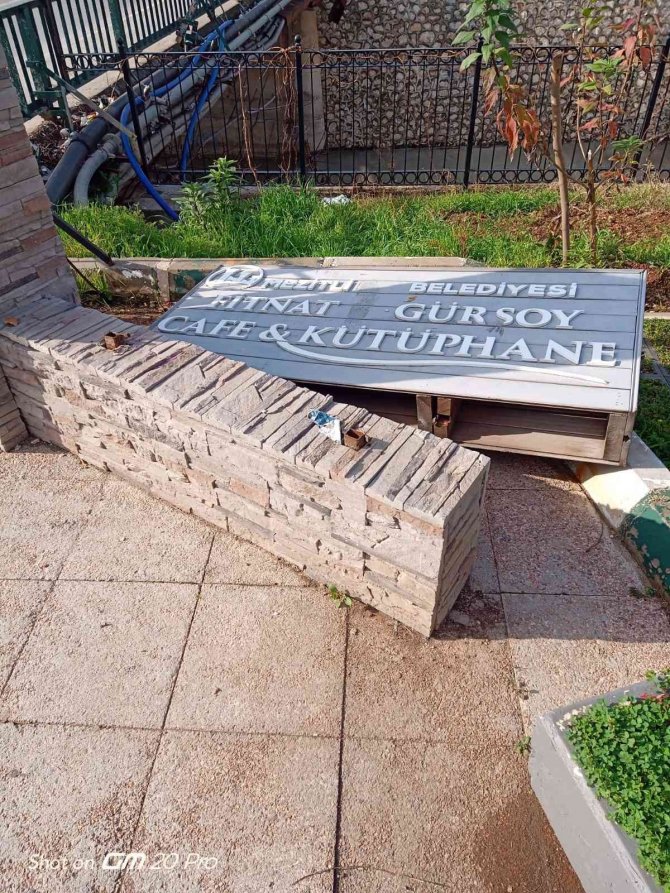 Mersin’de Kafe Kütüphaneye Saldırı