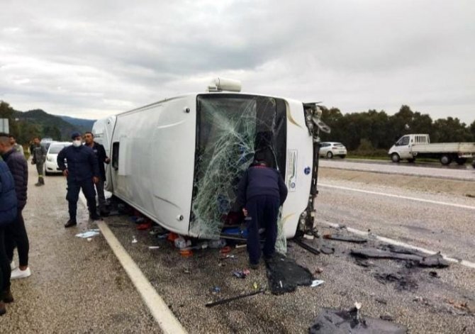 Öğrencilerin Bulunduğu Minibüs Kaza Yaptı: 12 Yaralı