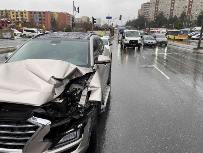Ataşehir’de Tır Kasasındaki İnşaat Malzemeleri Araçların Üzerine Düştü