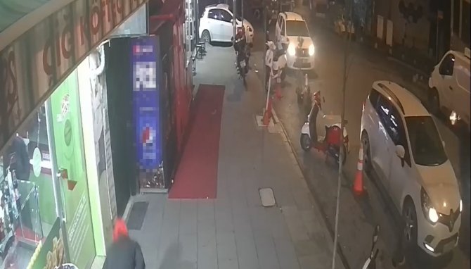 İ̇stanbul’da İki Grup Birbirlerinin İşyerlerine Saldırdı: Polis Mini Cephanelik Ele Geçirdi