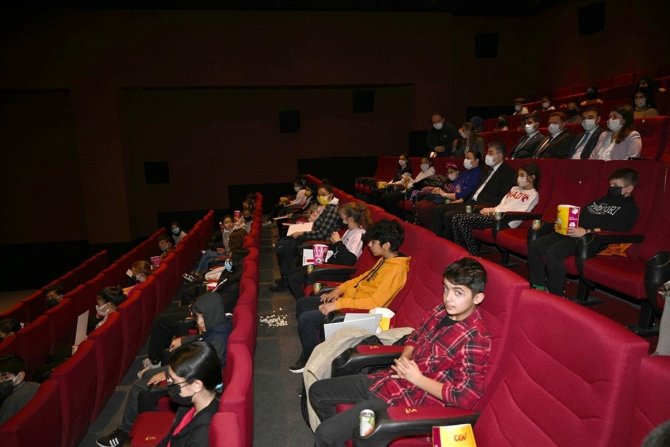 Vali Yılmaz Çocuklarla “Kesişme: İ̇yi Ki Varsın Eren” Filmini İzledi