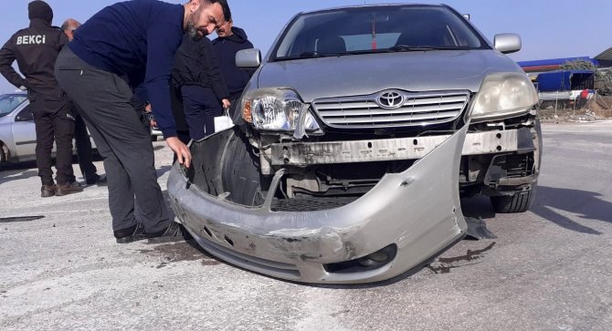 Kavşakta Otomobiller Çarpıştı, Sürücüler Yaralandı