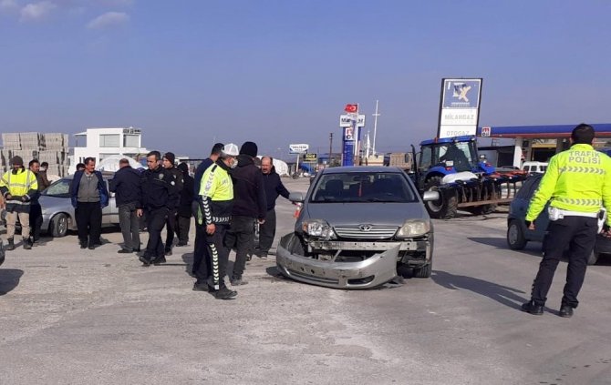 Kavşakta Otomobiller Çarpıştı, Sürücüler Yaralandı