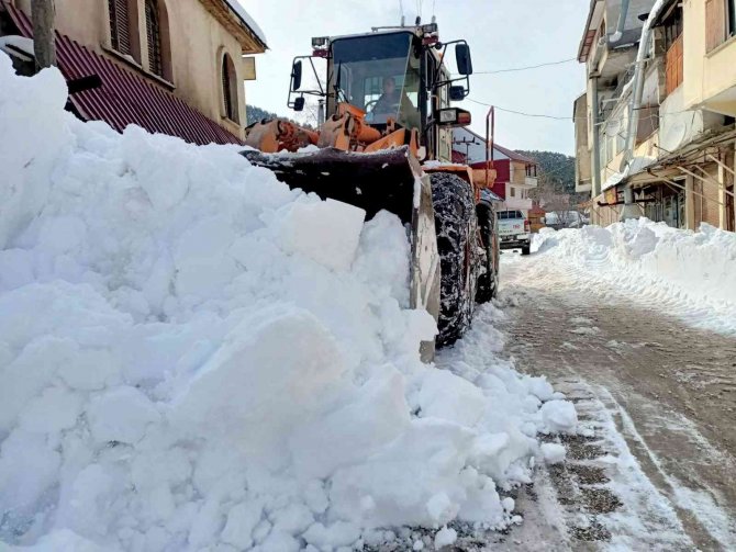 Osmaniye’nin Yüksek Kesimlerinde Karla Mücadele Sürüyor