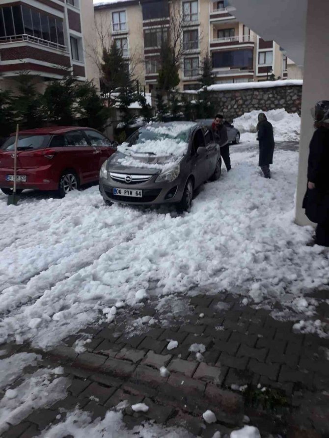 Karın Ağırlığına Dayamayan 4 Köy Evinin Çatısı Çöktü